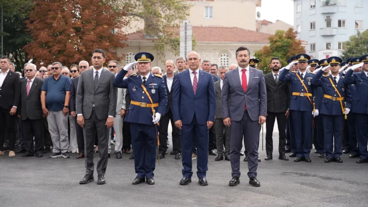 Yenişehir'de 30 ağustos coşkusu yenilenen Heykel Meydanı'nda yaşandı