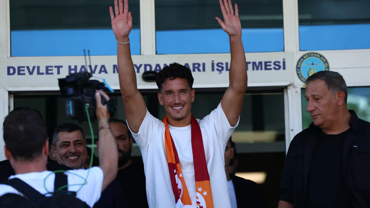 Galatasaray'ın yeni transferi Deniz G&uuml;l, İstanbul'a geldi