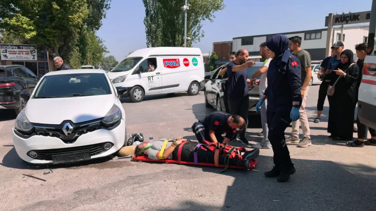 Bursa'da motosikletli iki otomobile birden &ccedil;arptı! S&uuml;r&uuml;c&uuml; yaralandı...
