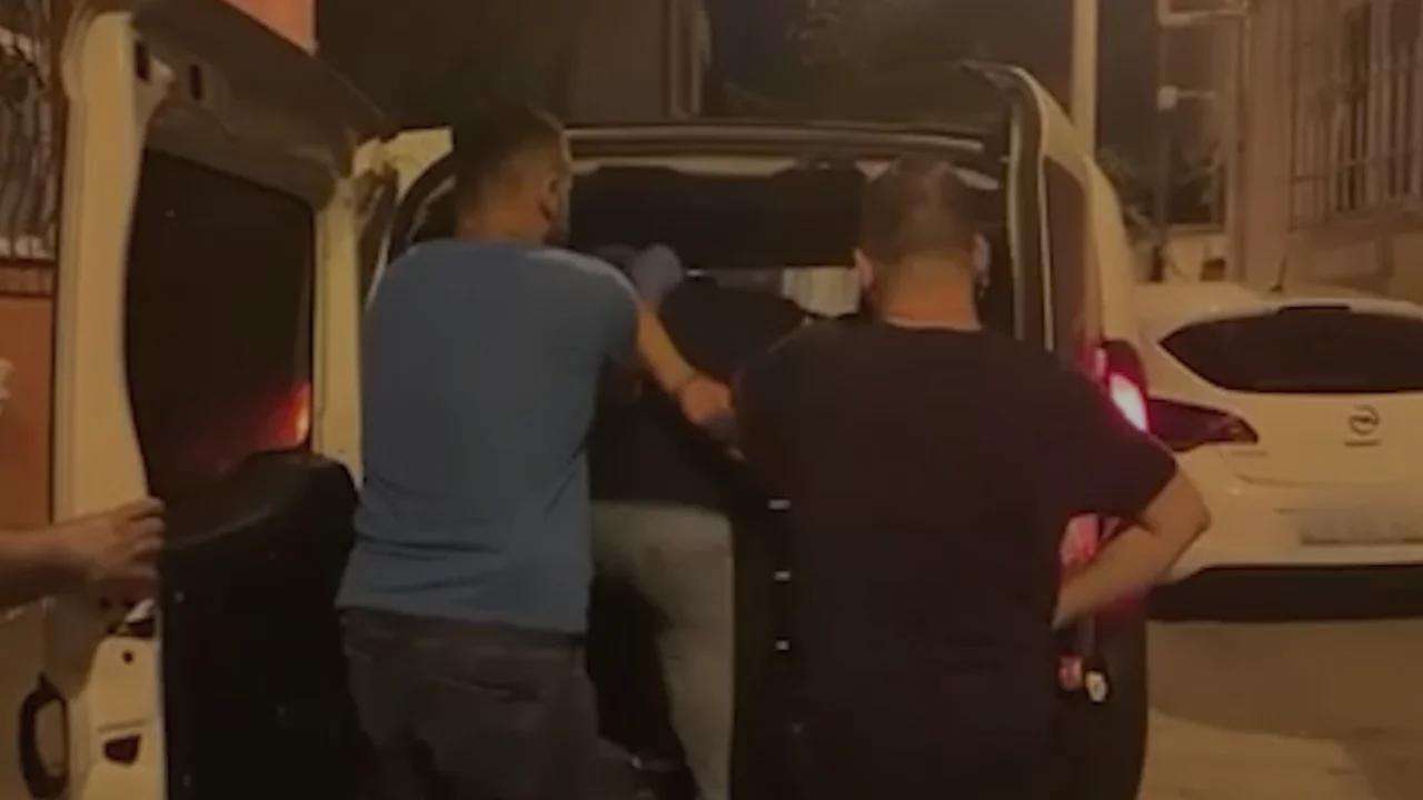 Bursa'da zehir taciri yakalandı! Hırsızlık cezası da &ccedil;ıktı...