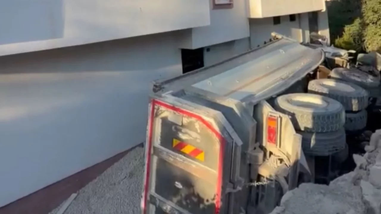 Bursa'da b&uuml;y&uuml;k panik! Deprem sandılar, bah&ccedil;ede kamyonu g&ouml;r&uuml;nce şok oldular