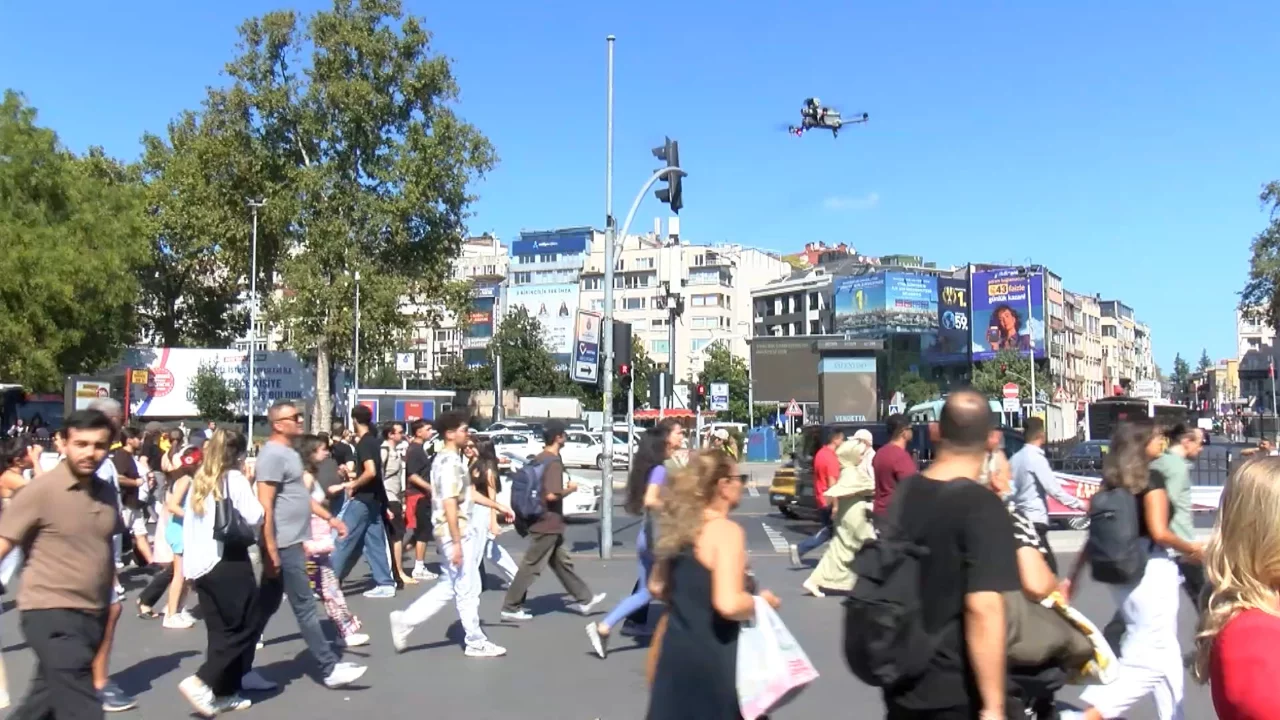 Beşiktaş'ta yaya geçidinde drone destekli trafik denetimi
