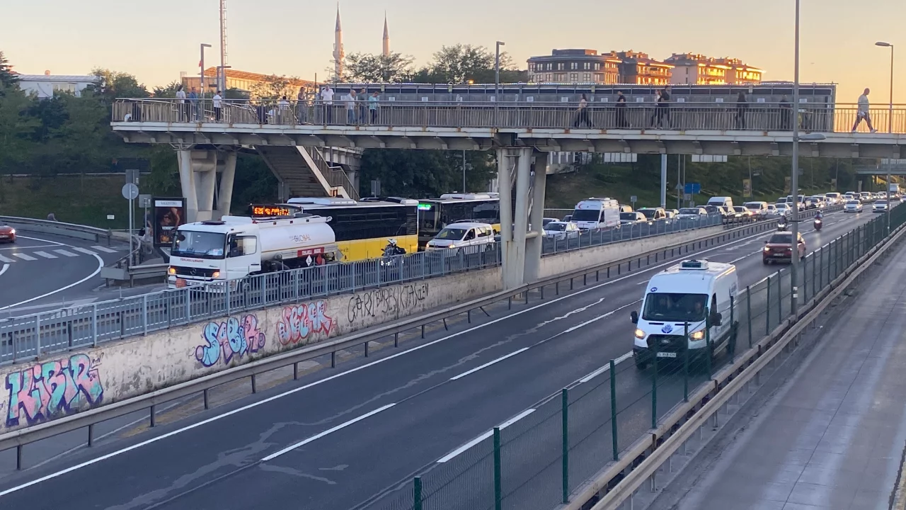 Beyoğlu Okmeydanı'nda tanker arızası trafiği kilitledi