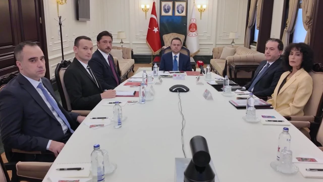 G&uuml;rlek'ten Yunanistan'a kritik mesaj: Su&ccedil; &ouml;rg&uuml;t&uuml; elebaşları i&ccedil;in iade talebi