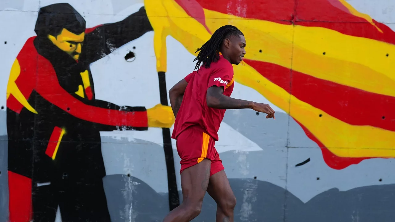 Galatasaray'da Başakşehir ma&ccedil;ı &ouml;ncesi Rafael Leao s&uuml;rprizi