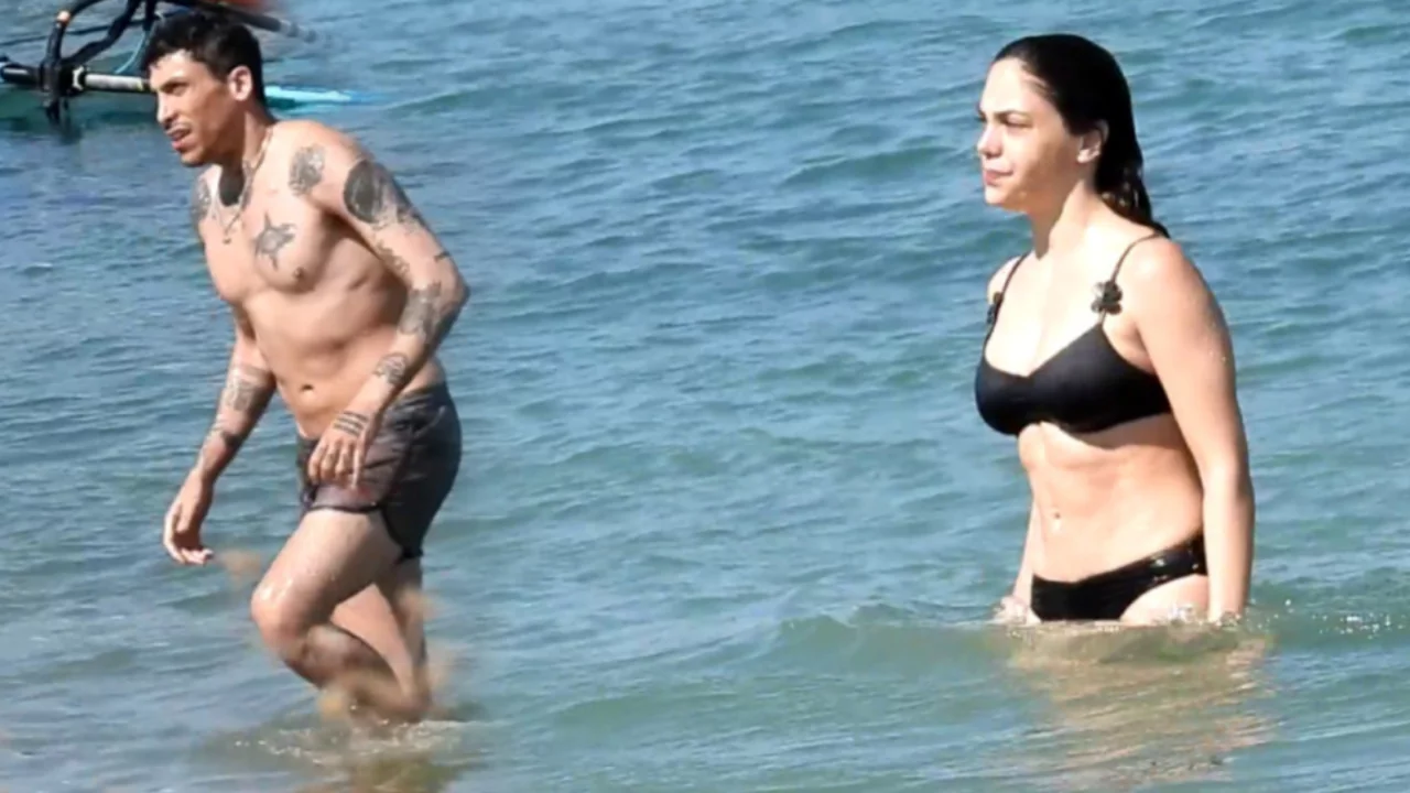 &Ouml;yk&uuml; Karayel ve Can Bonomo'nun &Ccedil;eşme tatili s&uuml;r&uuml;yor! &Uuml;nl&uuml; &ccedil;ift plajda g&ouml;r&uuml;nt&uuml;lendi