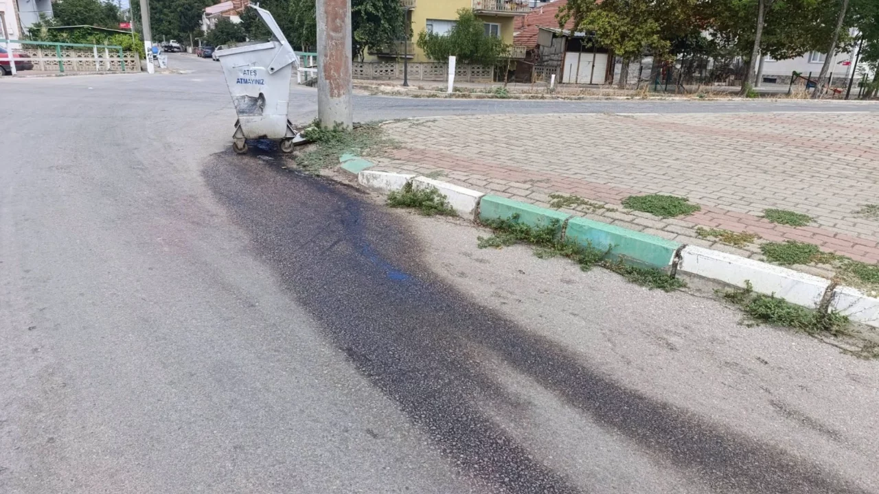 Yenişehir'de &ccedil;&ouml;p konteynerleri delik! Sızıntı ve k&ouml;t&uuml; koku vatandaşları bezdirdi