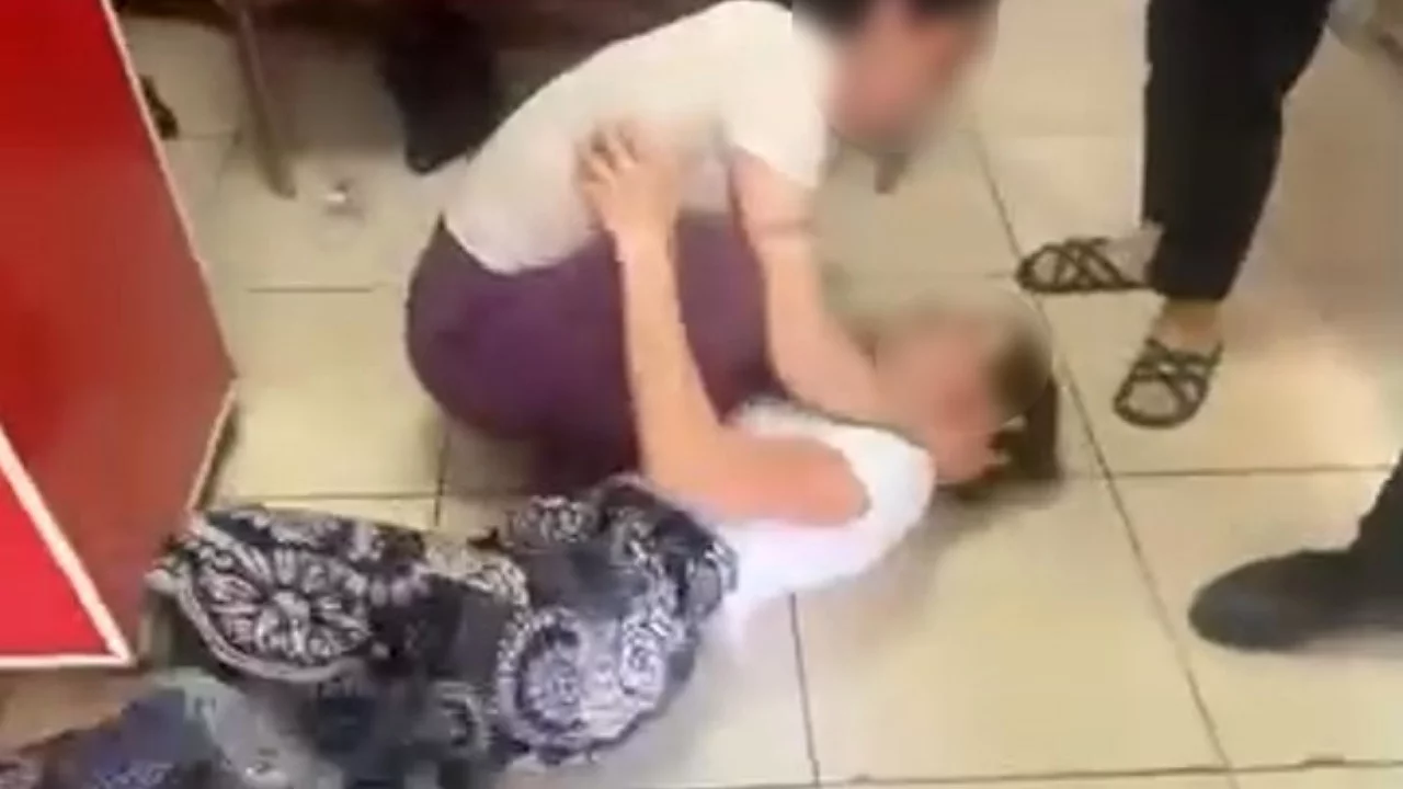Hırsızlık ş&uuml;phelisi kadın yakalanınca akla gelmeyecek şeyler yaptı!