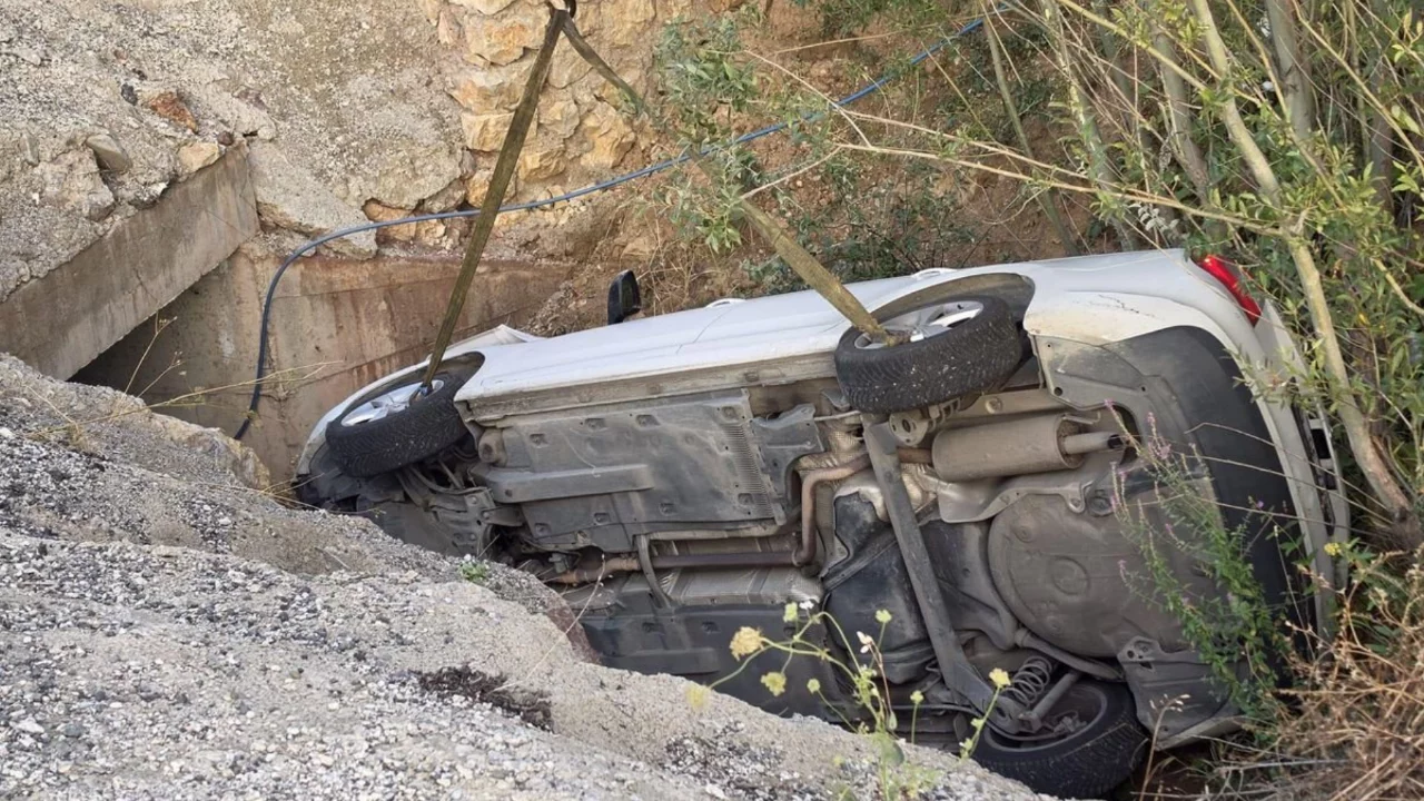 Sürücüsü rahatsızlanan otomobil menfeze düştü: 3 yaralı