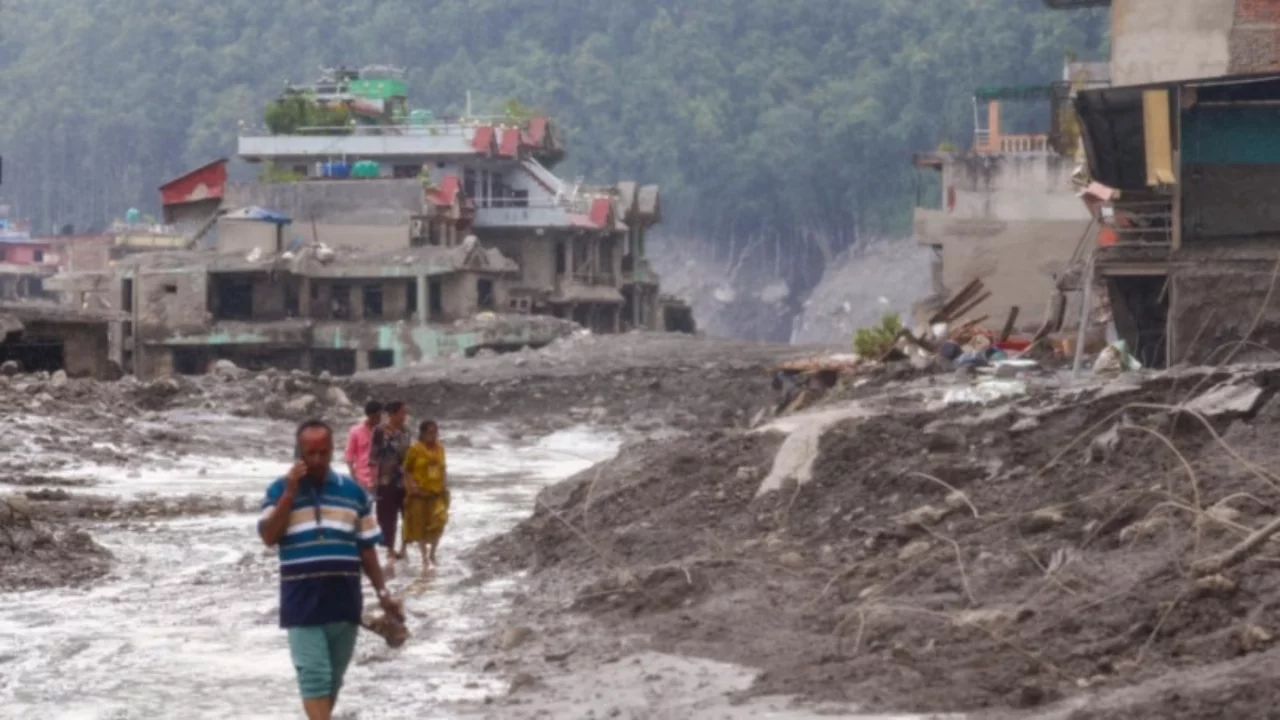 BM: Nepal'deki seller 2,2 milyon ton enkaz bıraktı