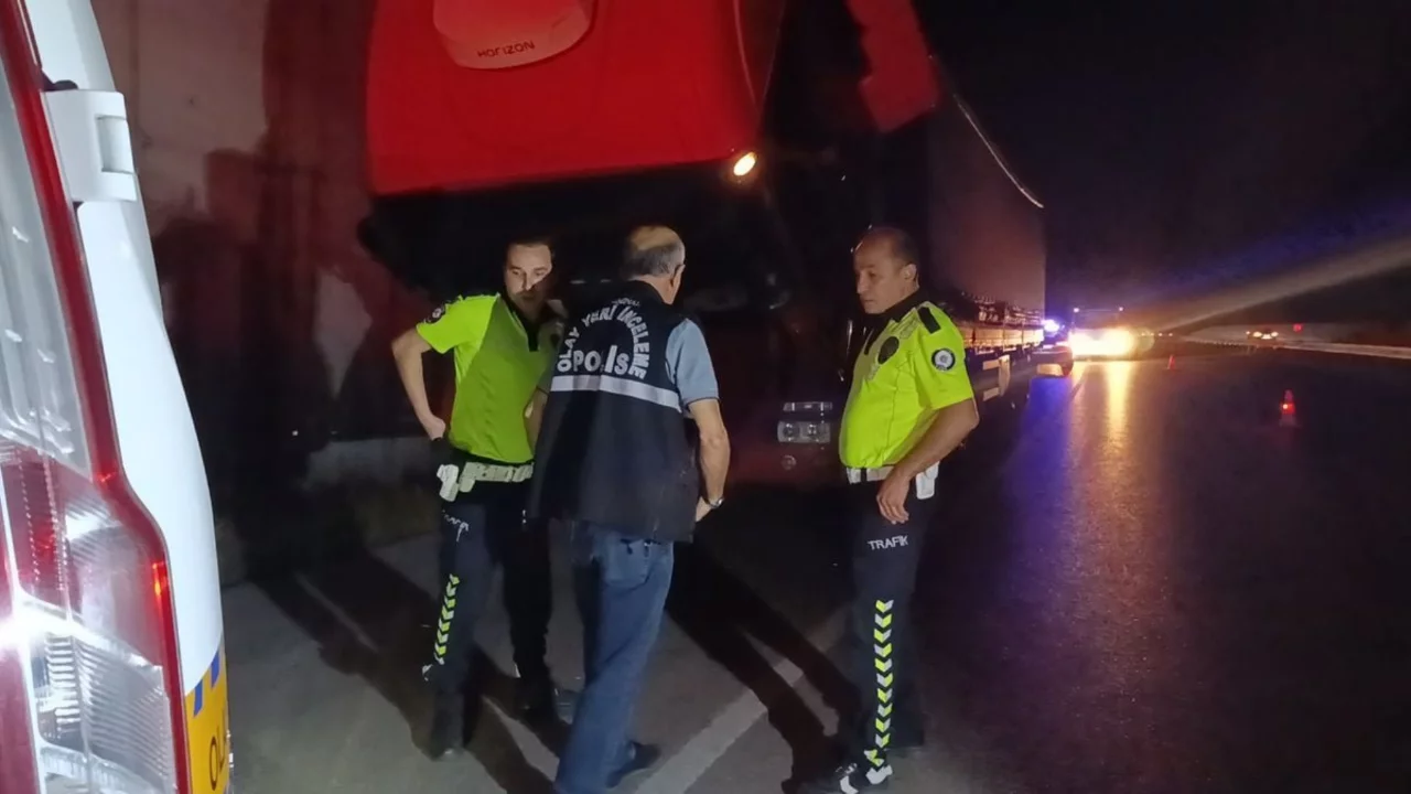 TIR arızası tamiri sırasında otomobil çarptı: 1 ağır yaralı