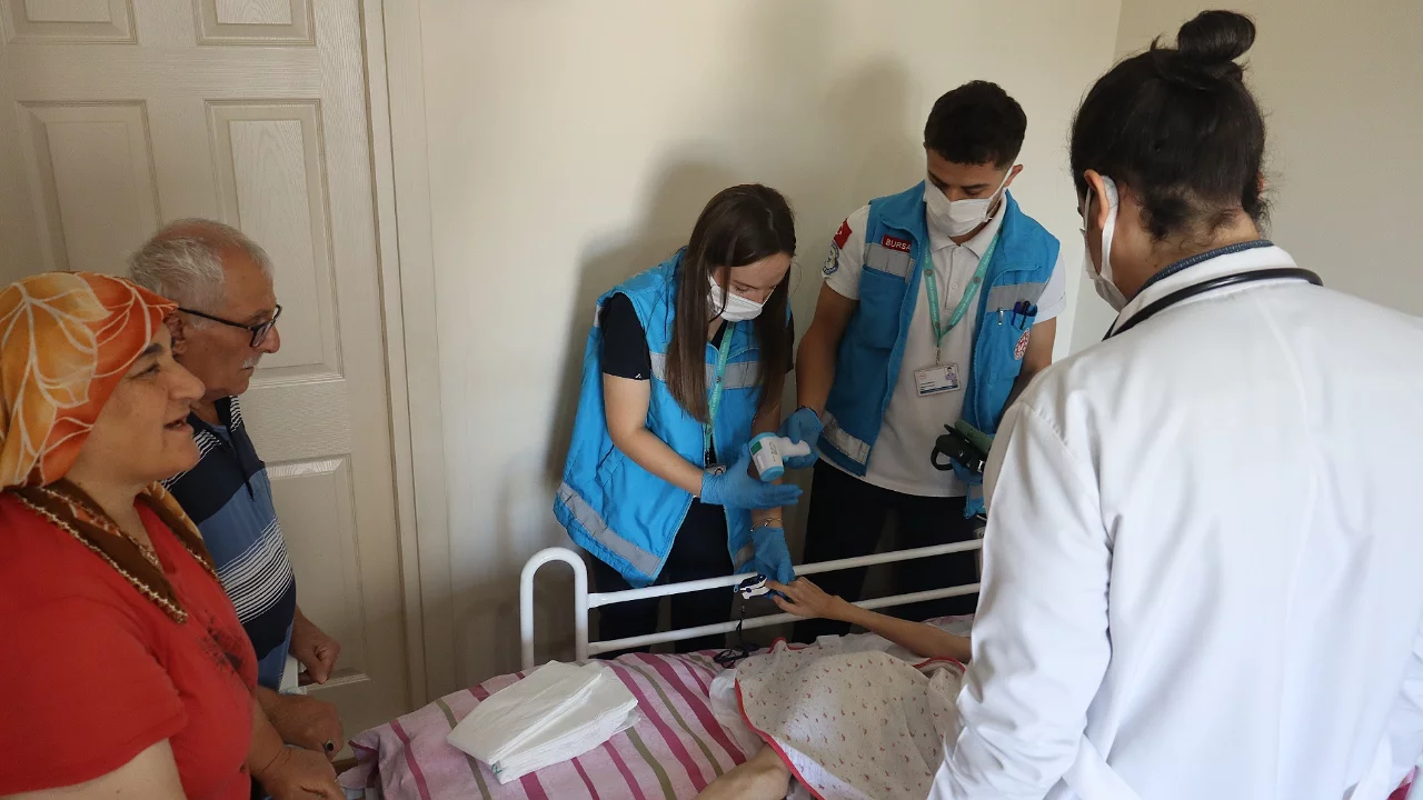 Bursa'da 2 bin 700 hastanın kapısını çalıyorlar! Hastaneye gitmeden sağlık hizmeti