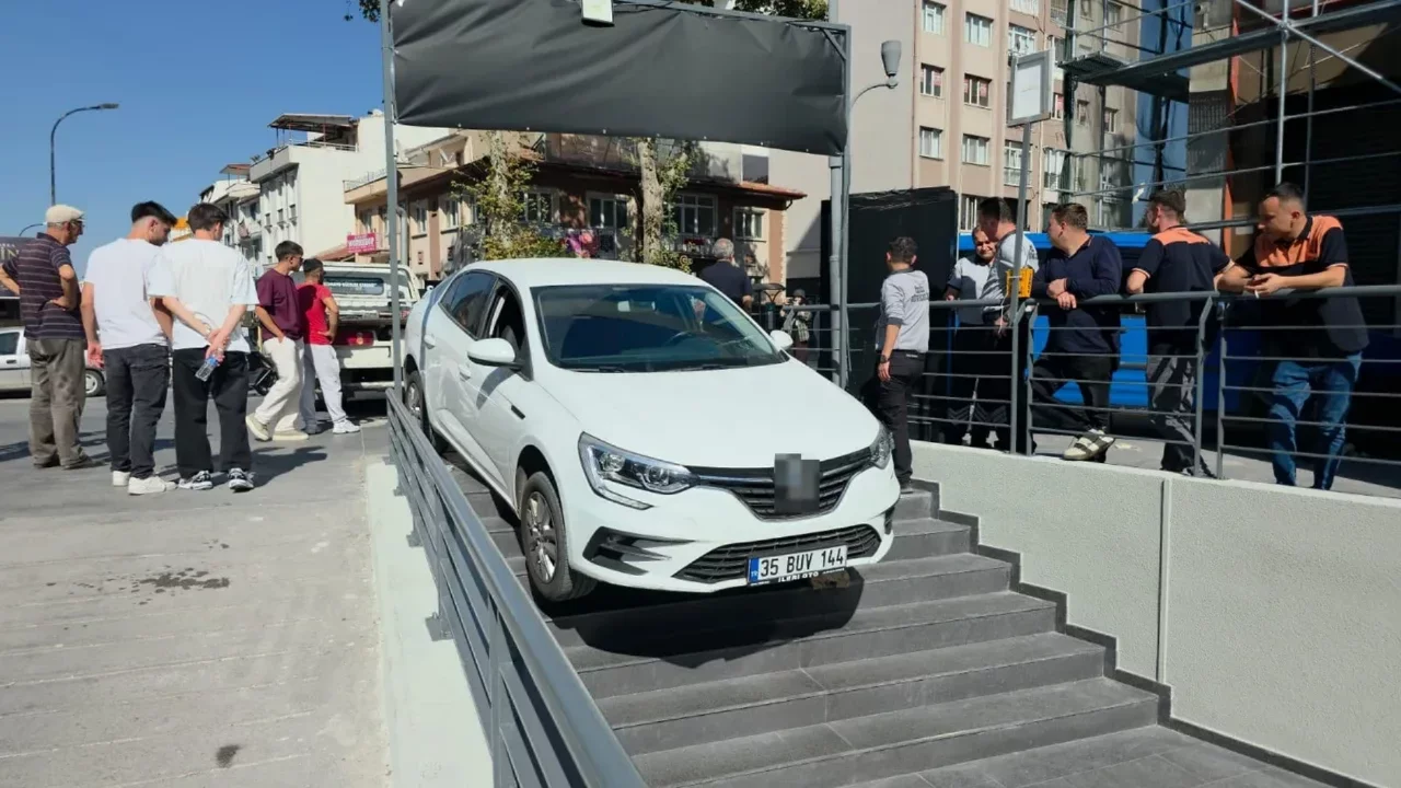 İlginç kaza! Otomobil merdivenlerde asılı kaldı