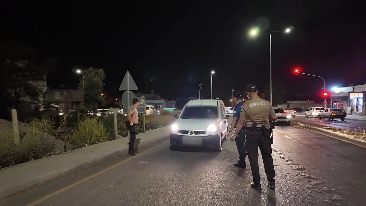 Asayiş uygulamasında 2 aranan şahıs yakalandı