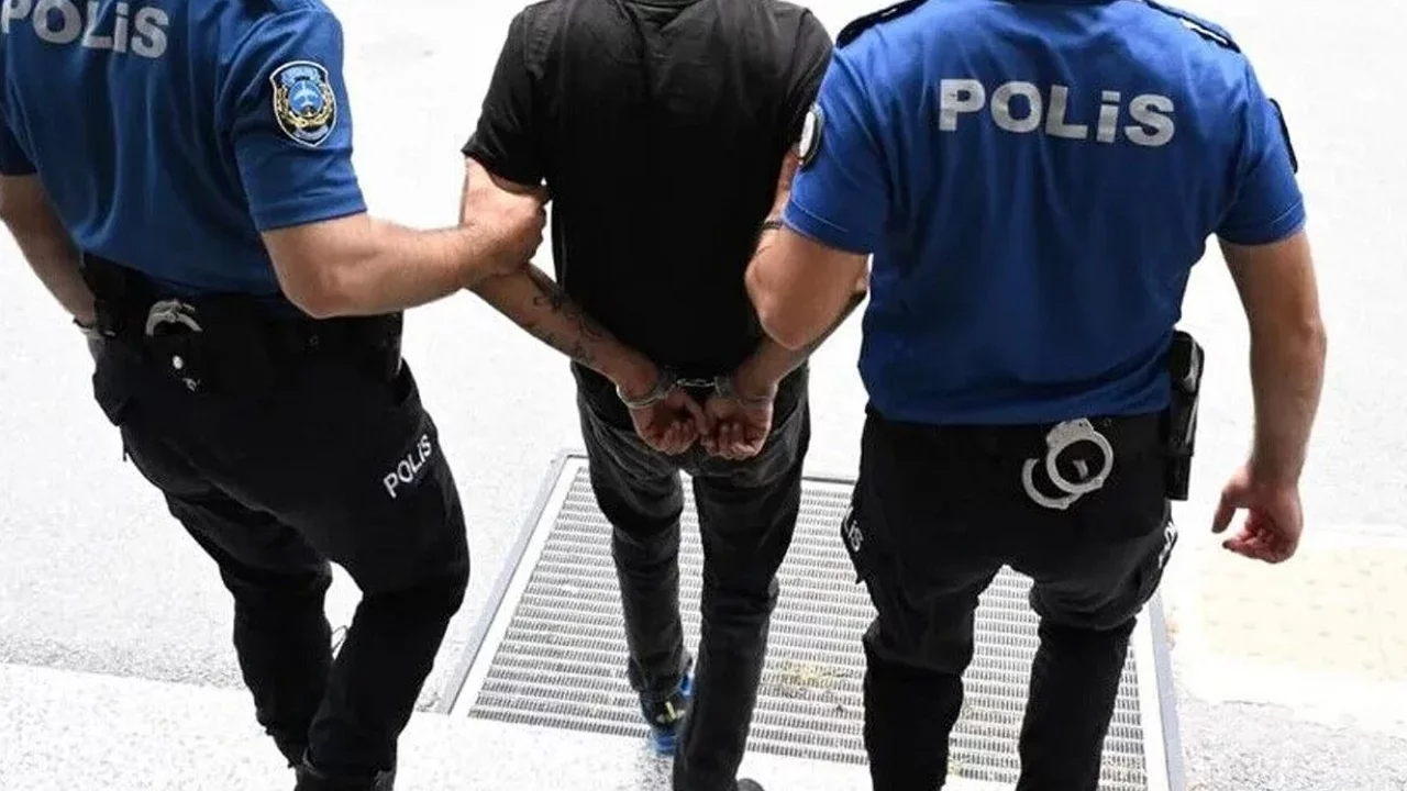 Kırmızı b&uuml;ltenle aranan 22 kişiden 11'i T&uuml;rkiye'ye iade edildi