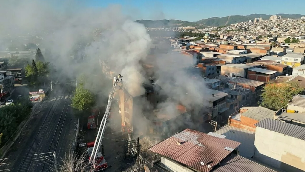 Buca'da mobilya atölyesinde yangın: 4 kişilik aile tahliye edildi