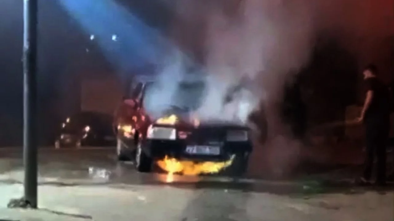 Kırmızı ışıkta beklerken otomobil alev aldı