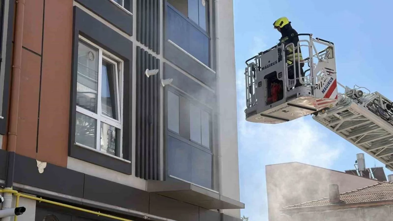 5 katlı apartmanda korku dolu anlar! Çamaşır makinesi alevlere teslim oldu