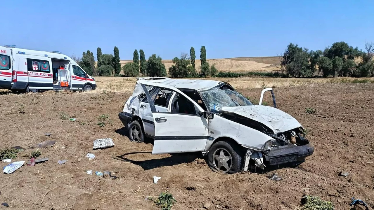 Takla atan otomobil hurdaya d&ouml;nd&uuml;: 2 yaralı