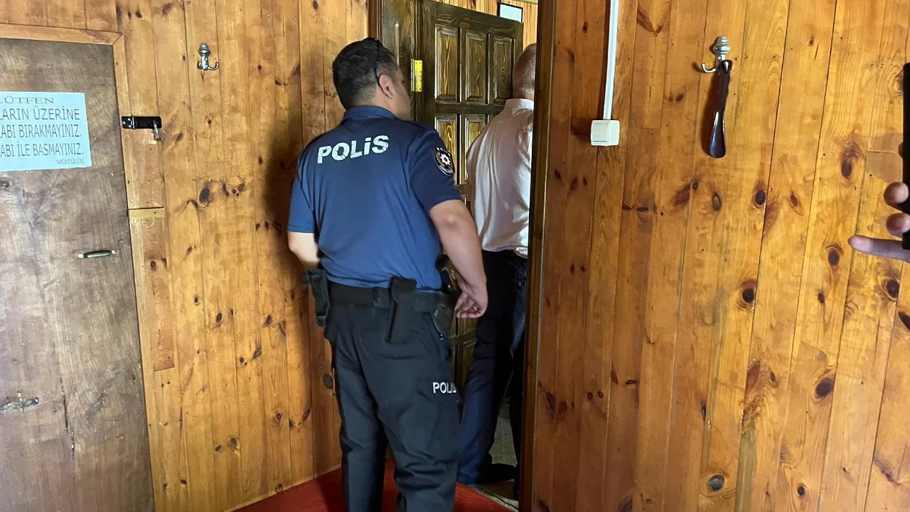 İmam odasının kapısını zorladılar