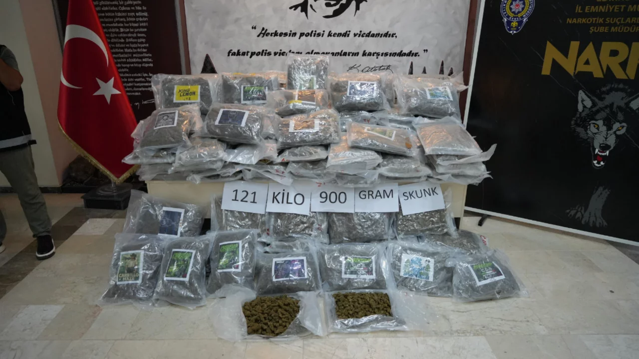 Sınır kapısında durduruldu: Tırdan 121 kilo 900 gram skunk &ccedil;ıktı