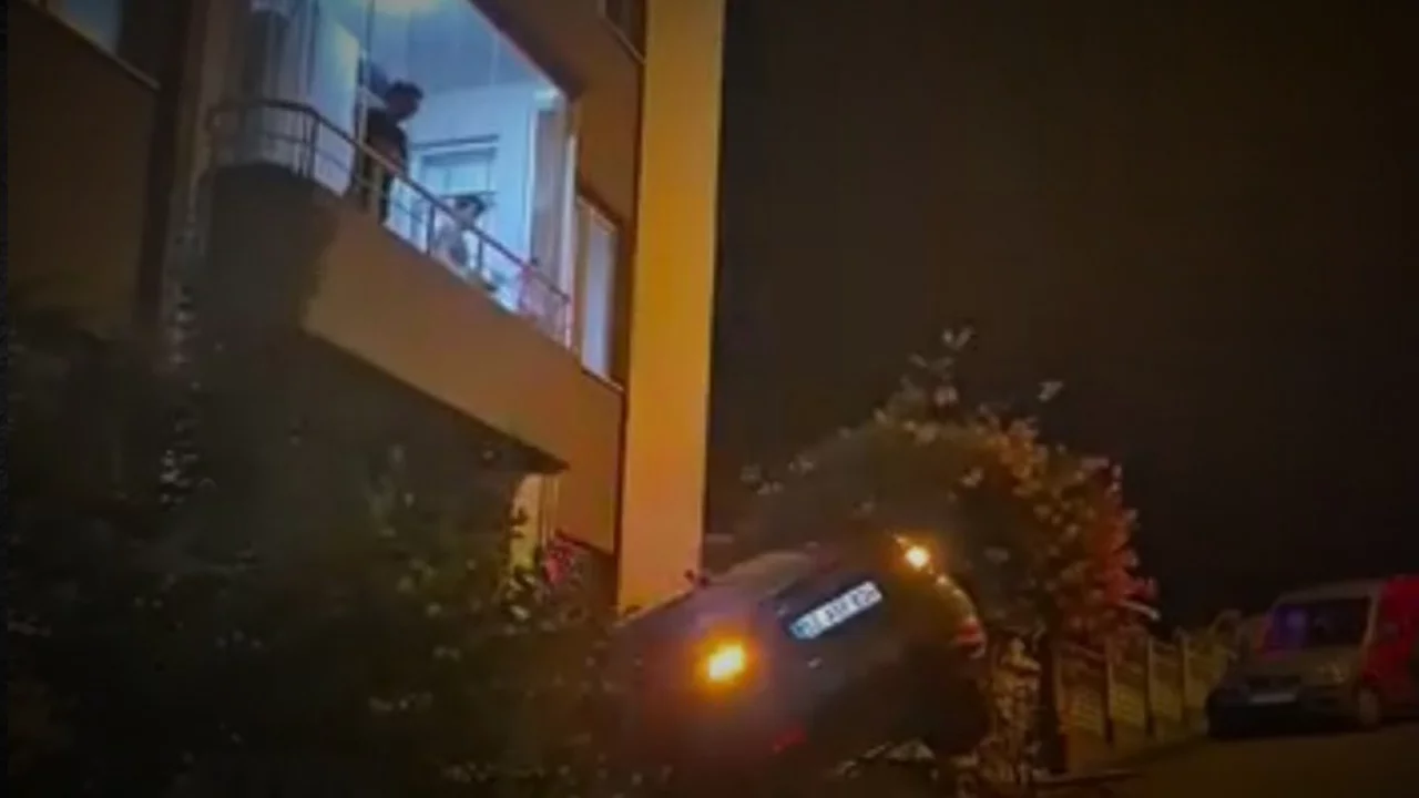 Çarptı, duvara tırmandı: Aracı bırakıp kaçtı 