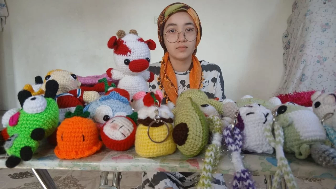 Hayatları ip bebeğe bağlı: Afşin'de lise &ouml;ğrencisi Zeynep, okul masrafları i&ccedil;in el emeği &uuml;r&uuml;nler yapıyor
