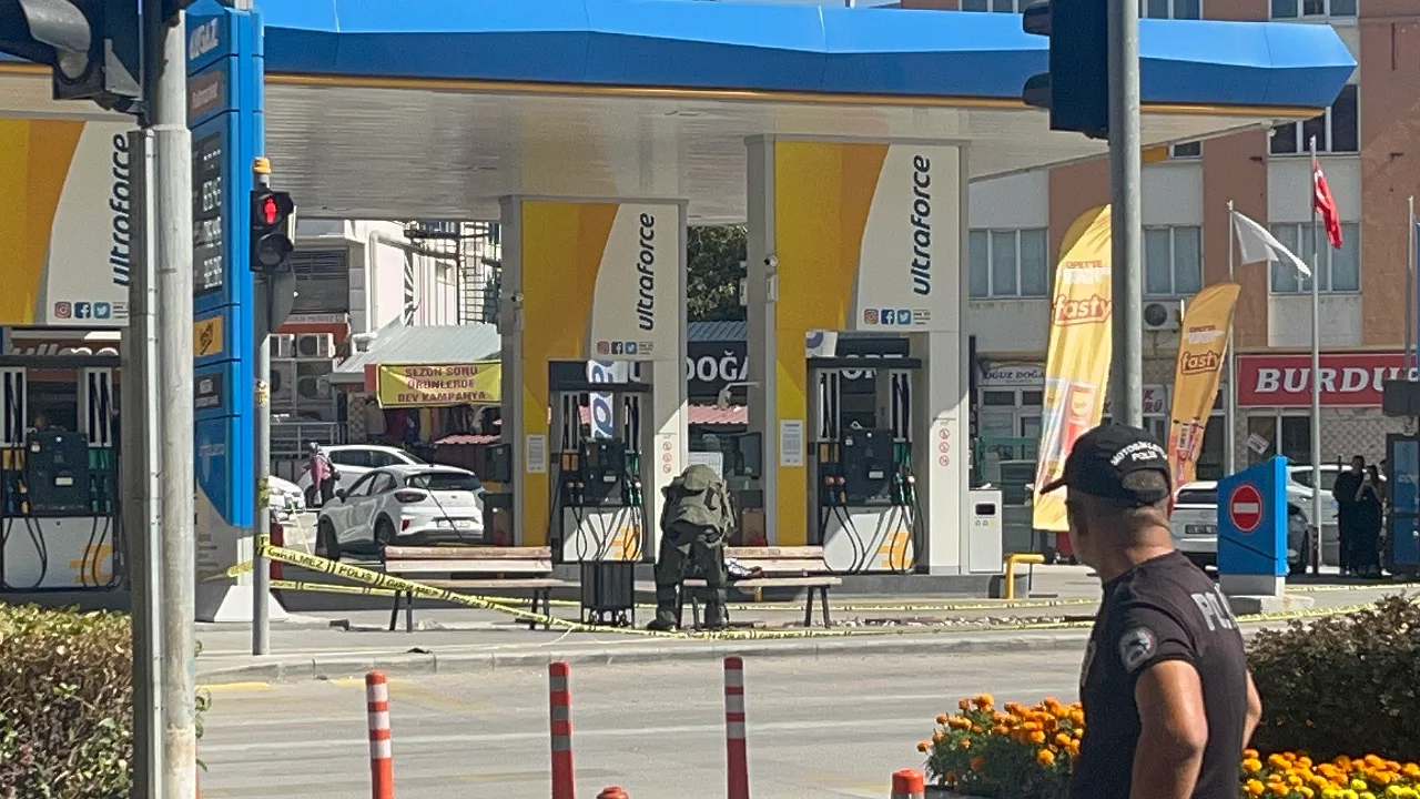 Şüpheli çanta fünye ile patlatıldı