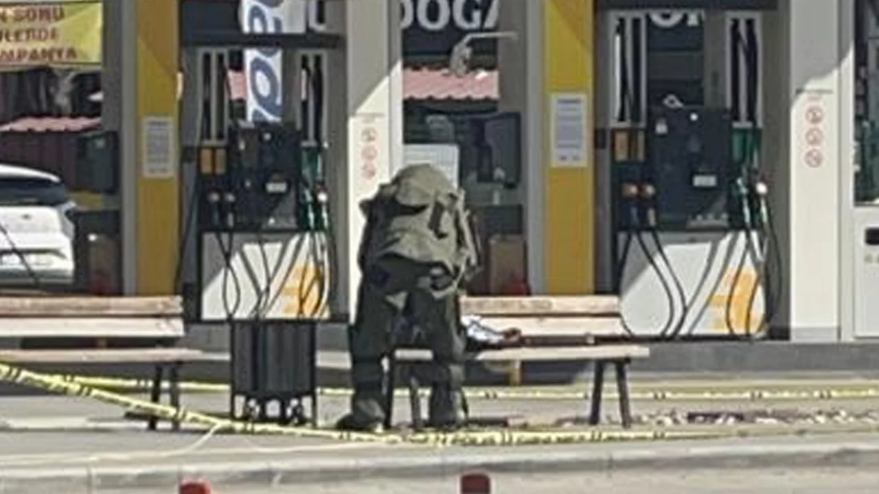 Bomba uzmanları devreye girdi: Valizin i&ccedil;inden &ccedil;ıkan detaylar