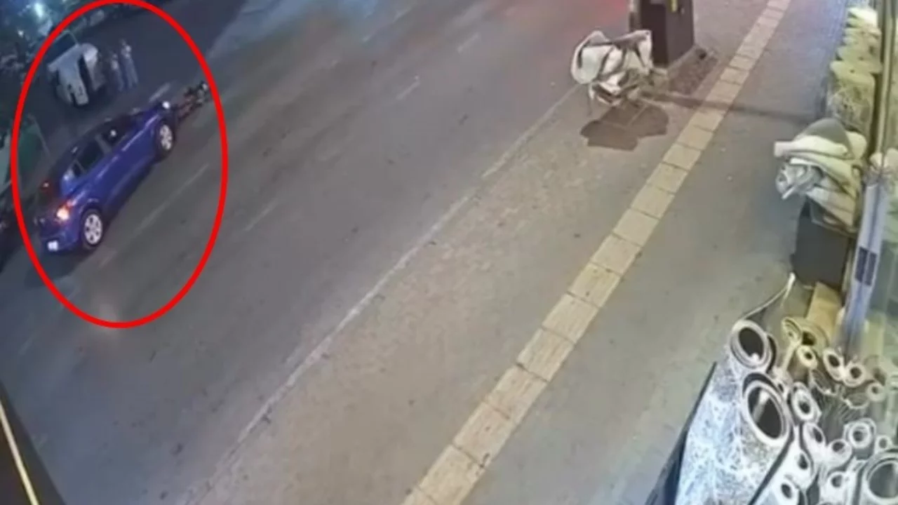 Bursa'da kurye kazası kamerada: Motosiklet otomobile böyle çarptı