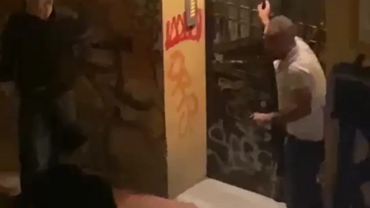 4 &ccedil;ocuk sokakta ter&ouml;r estirdi! Darbettiler, parasını ve telefonunu &ccedil;alıp ka&ccedil;tılar...