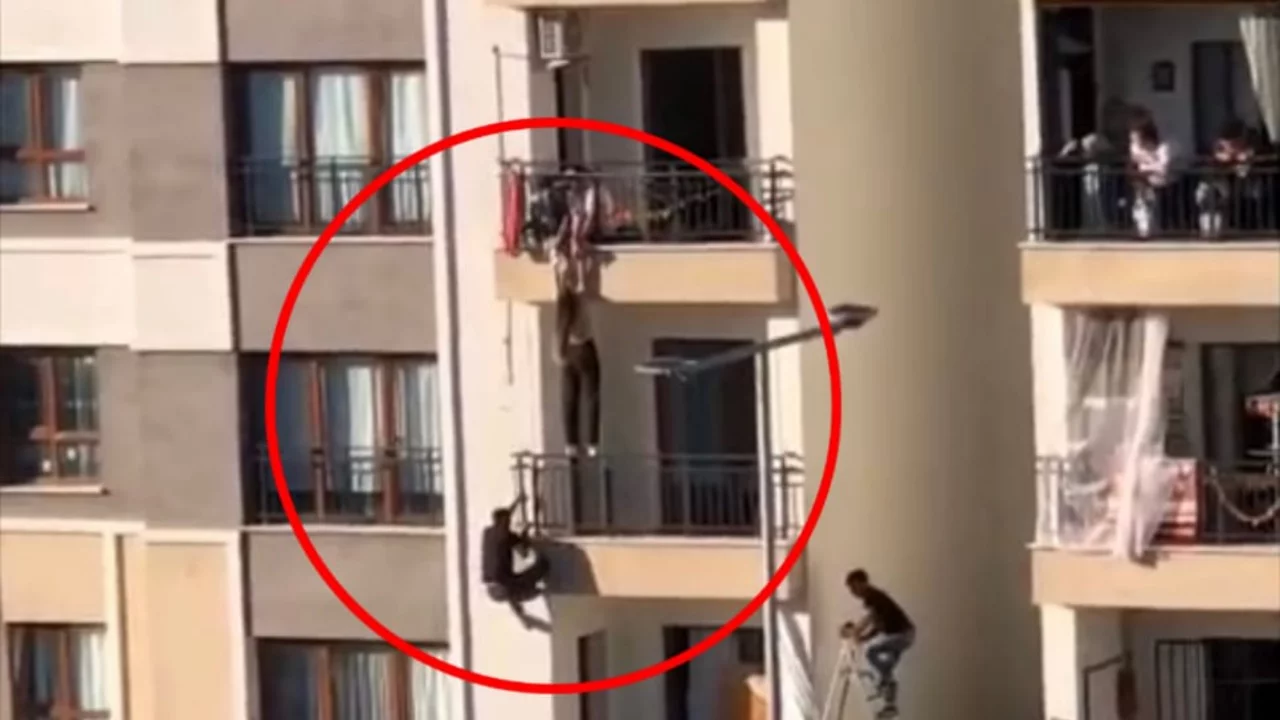 Balkondan d&uuml;şmek &uuml;zereydi! K&uuml;&ccedil;&uuml;k kız b&ouml;yle kurtarıldı...