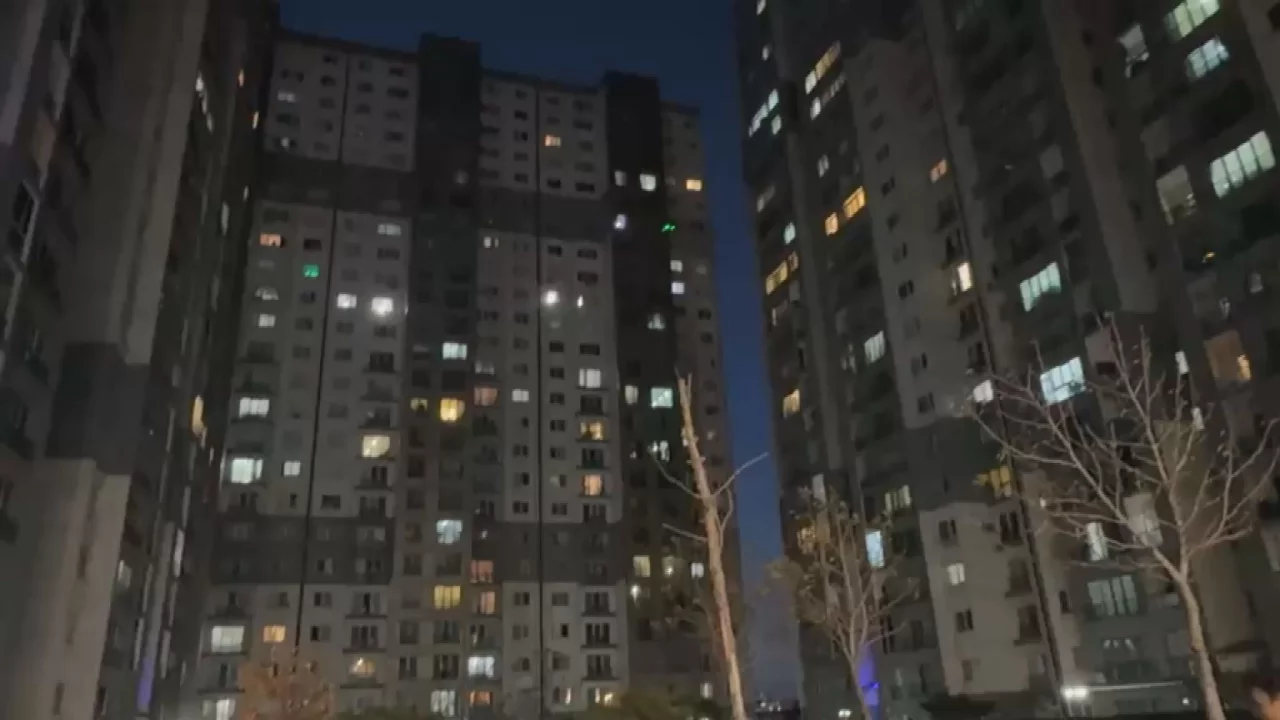 Otoparktaki otomobil alev aldı, 28 katlı bina yangında kaldı: 42 kişi dumandan etkilendi
