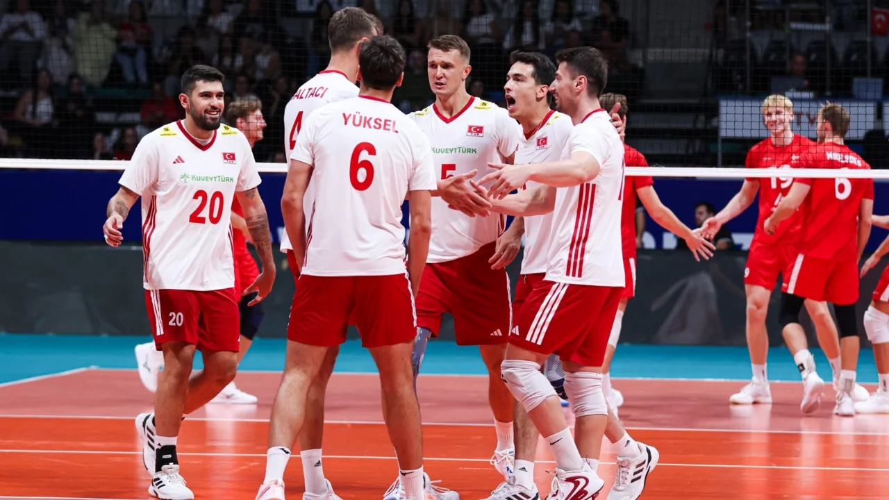 A Milli Voleybol Takımı'ndan Danimarka karşısında farklı galibiyet