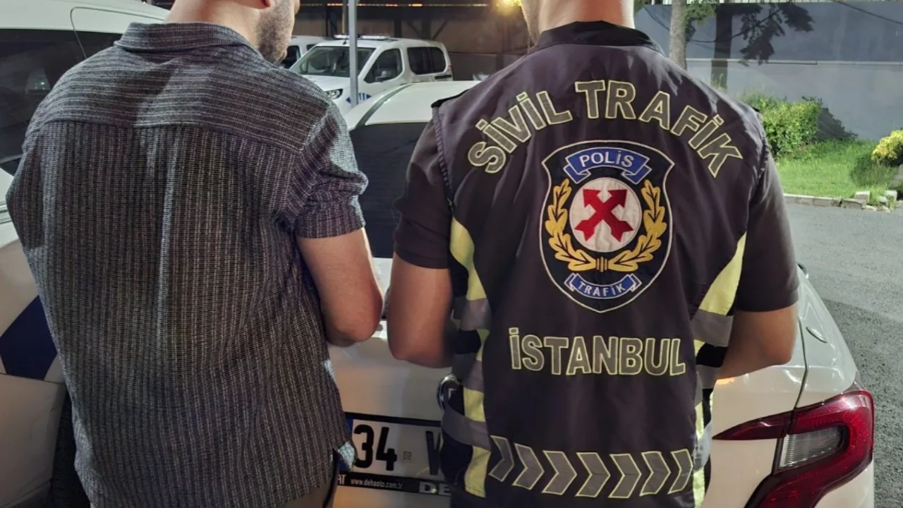Yaya geçidinde dehşet! Ailesiyle yürüyen adama saldırdı