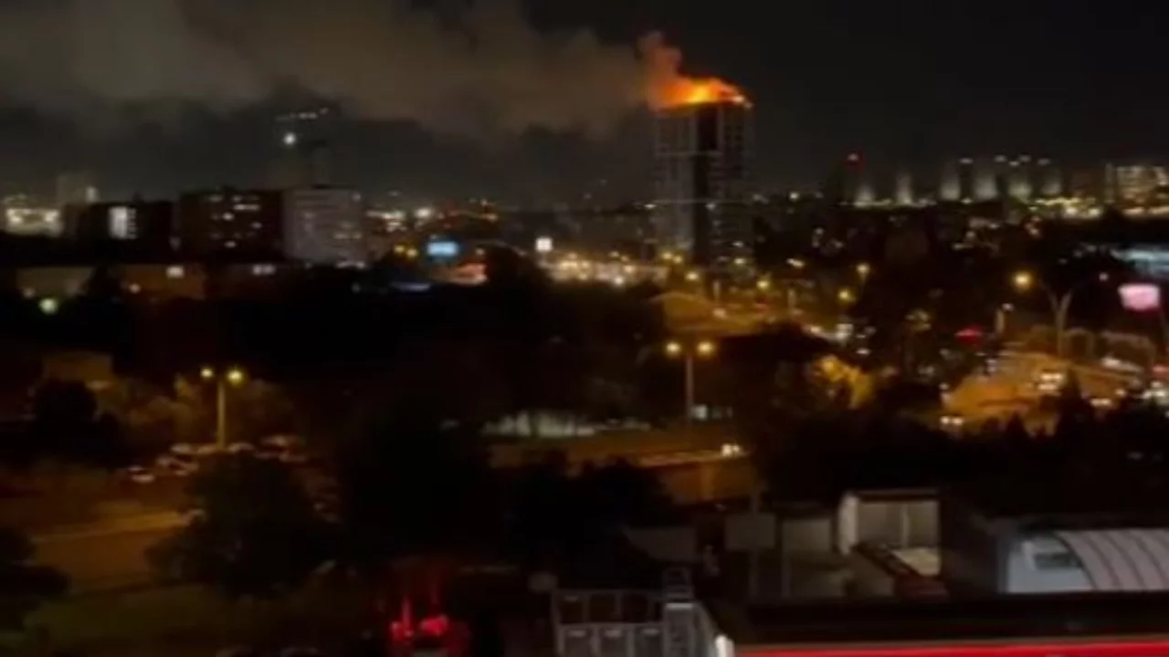 Ankara'da iş merkezinin &ccedil;atısında yangın: Alevler kısa s&uuml;rede b&uuml;y&uuml;d&uuml;