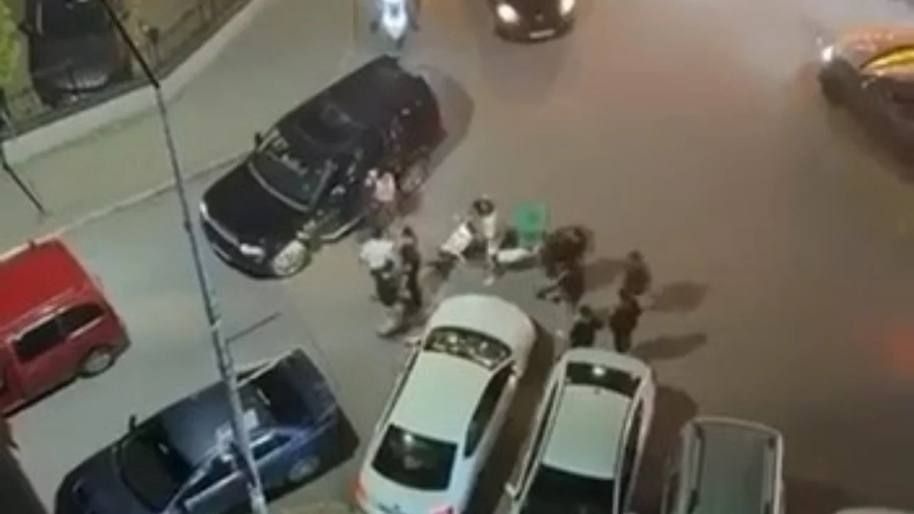 Bursa'da trafikte 'sinyal' gerilimi! "Burası benim mahallem" diyerek ara&ccedil;tan indi