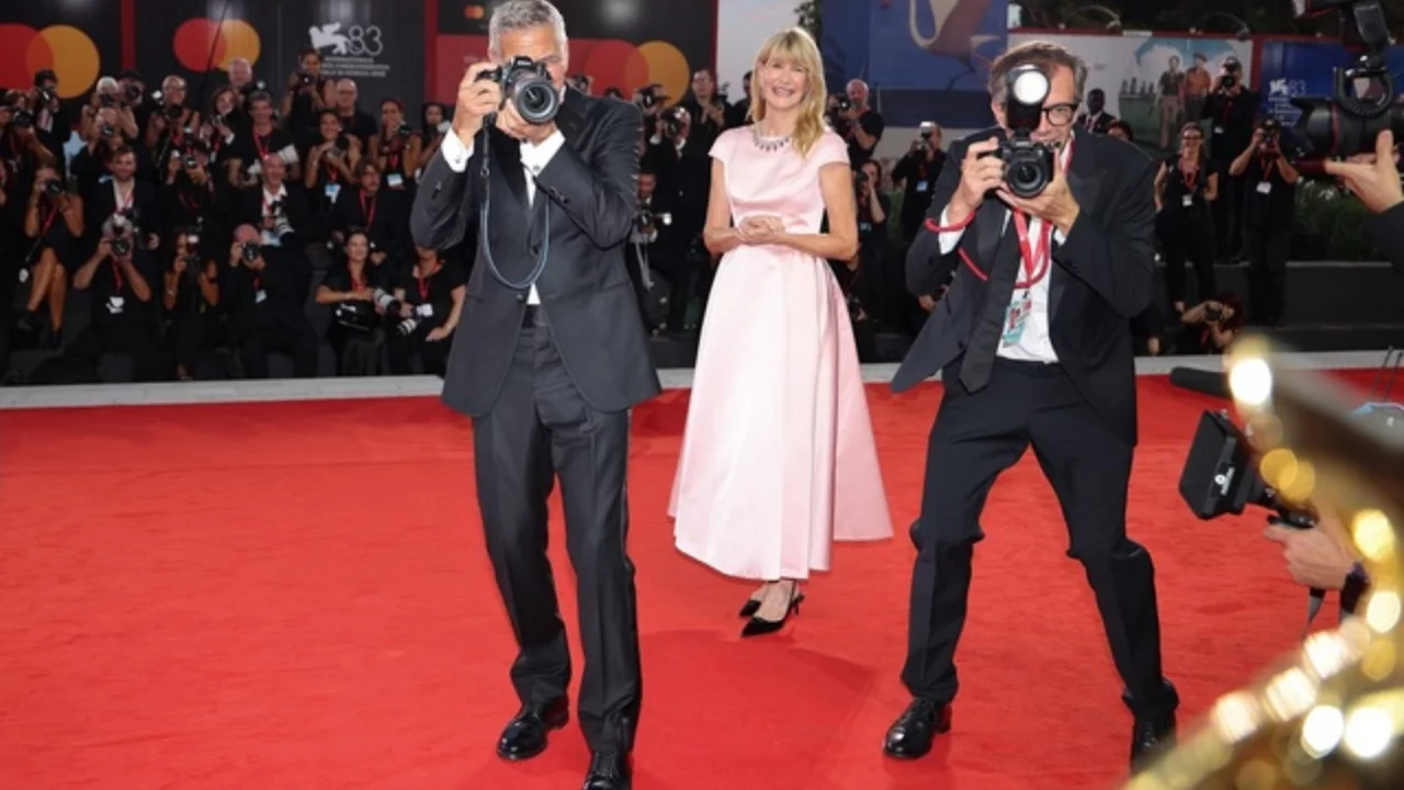 George Clooney Venedik'te ödülünü böyle kutladı! Fotoğraf makinesini eline alıp paparazzi taklidi yaptı