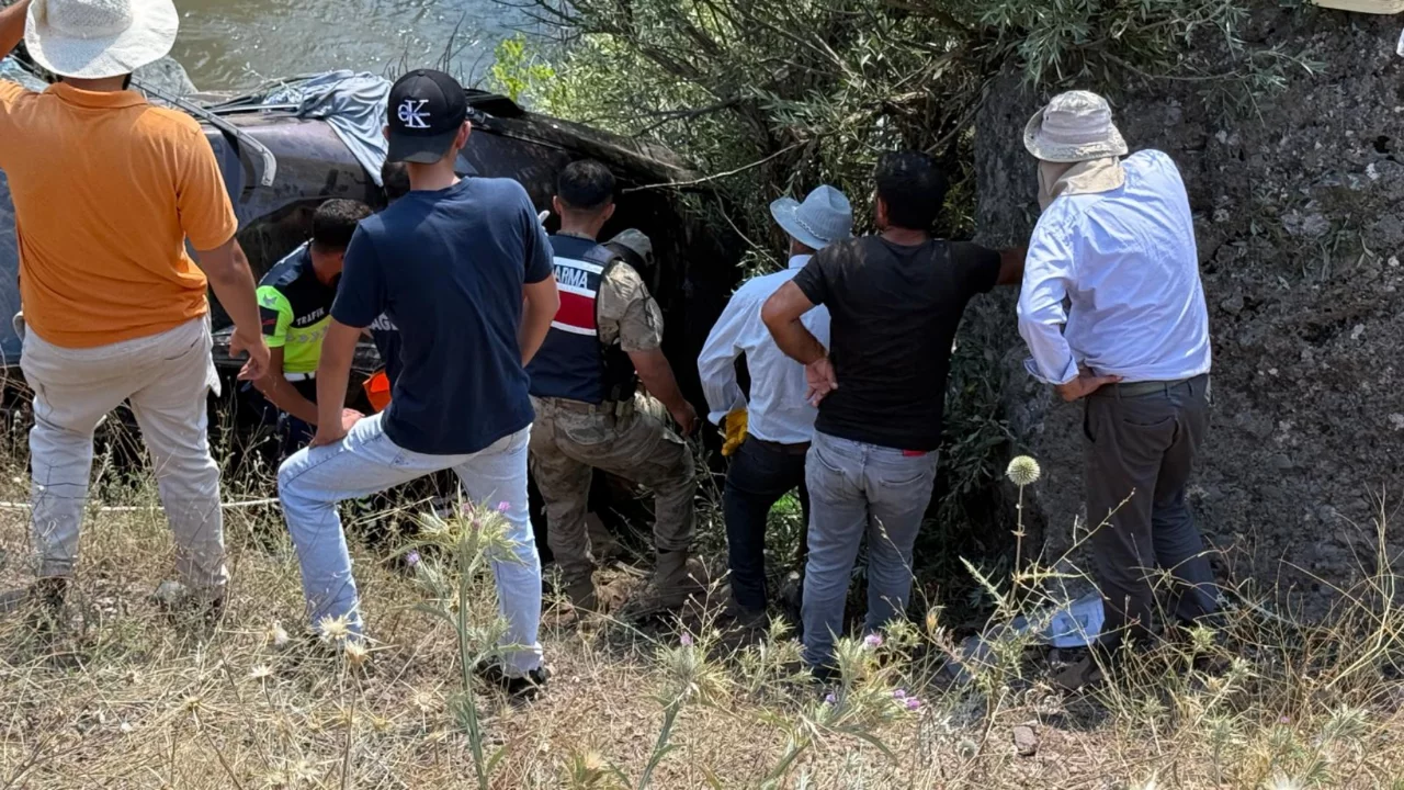 Bing&ouml;l- Erzincan yolunda feci kaza: Dere yatağına yuvarlanan ara&ccedil;ta can pazarı yaşandı