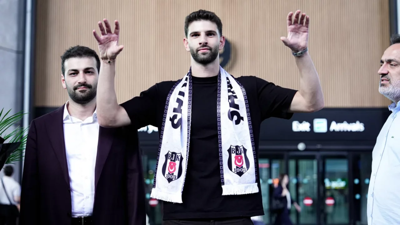 Beşiktaş'ın yeni stoperi &Uuml;mit Akdağ İstanbul'a geldi