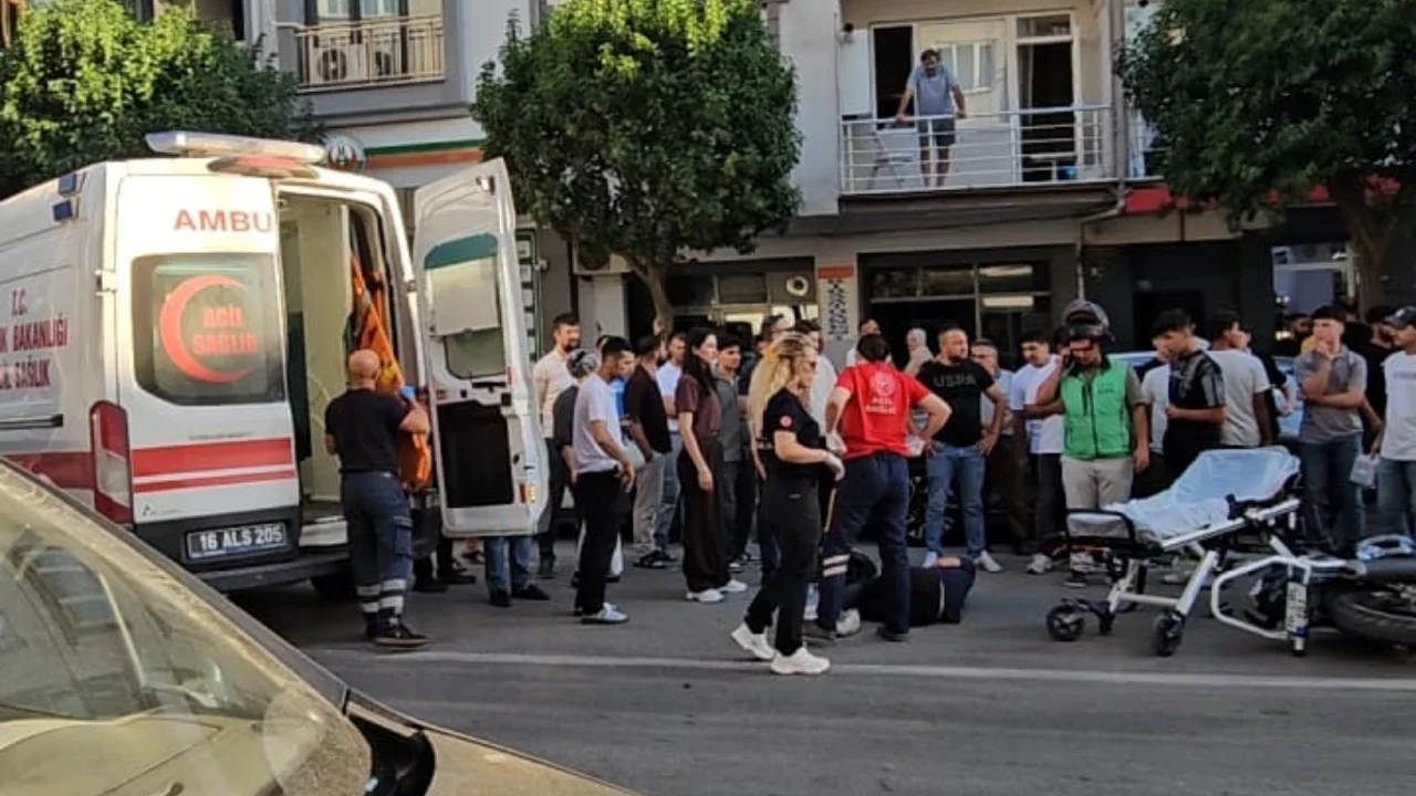 Bursa Gemlik'te feci kaza! Motosiklet iki aracın arasında kaldı