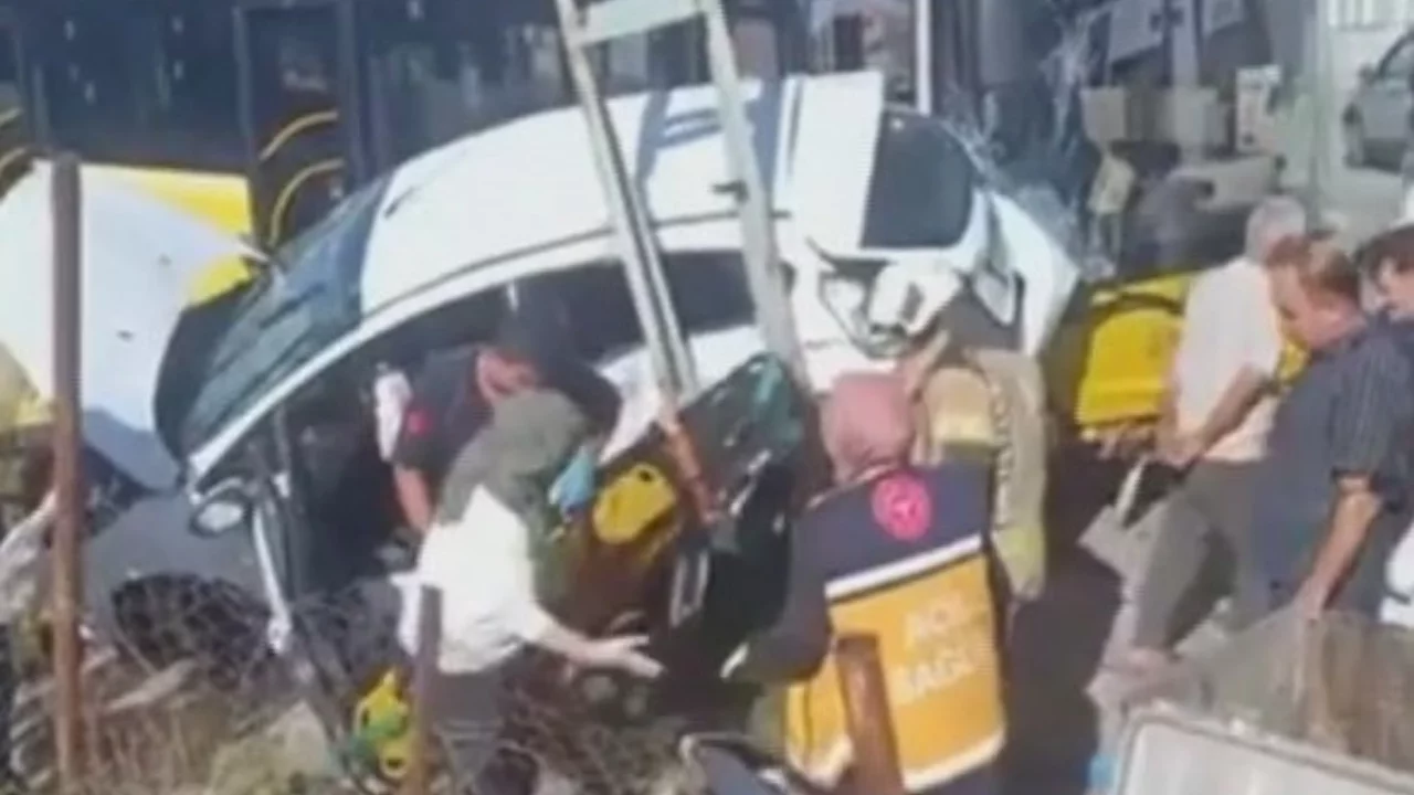Sultanbeyli'de İETT otob&uuml;s&uuml; ile otomobil &ccedil;arpıştı: 4 yaralı