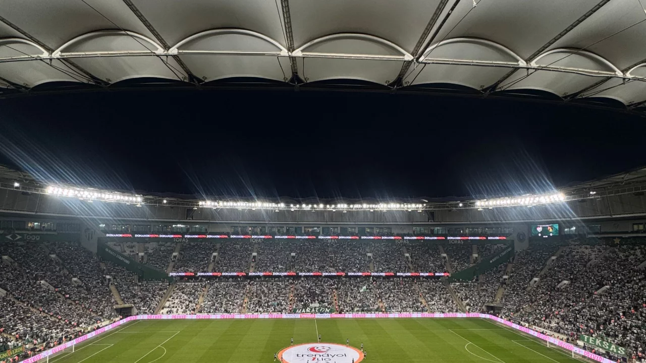 Bursaspor taraftarı bildiğiniz gibi... Hafta i&ccedil;i olmasına rağmen binlerce taraftar stadyumda!