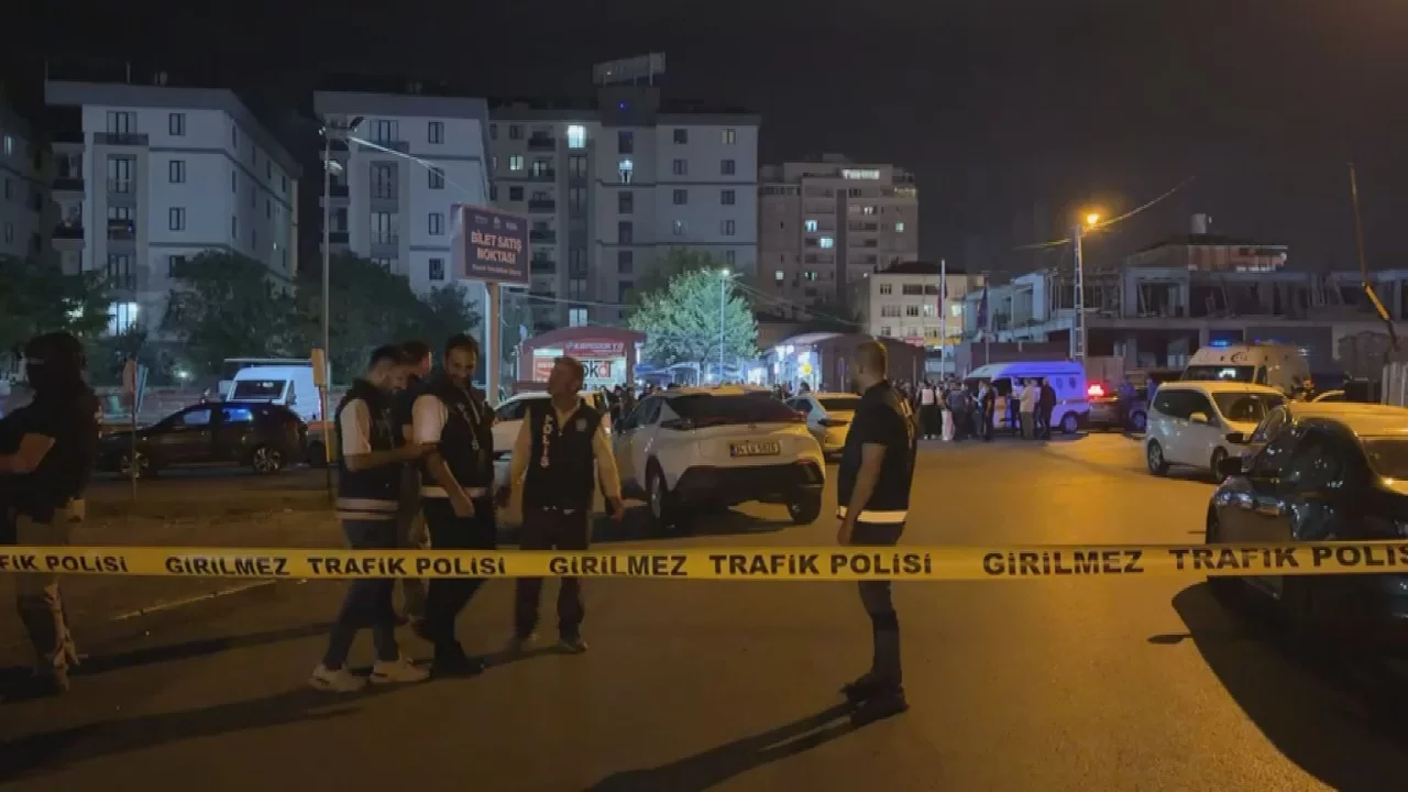 Sultanbeyli'de DEAŞ operasyonu: Ş&uuml;pheli polisle &ccedil;atıştı