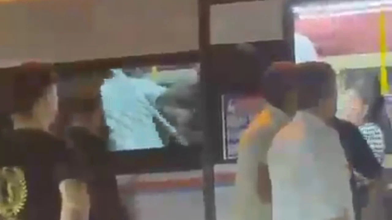 Adana'da dolmuşta yaşı k&uuml;&ccedil;&uuml;k kişiye saldırı kamerada