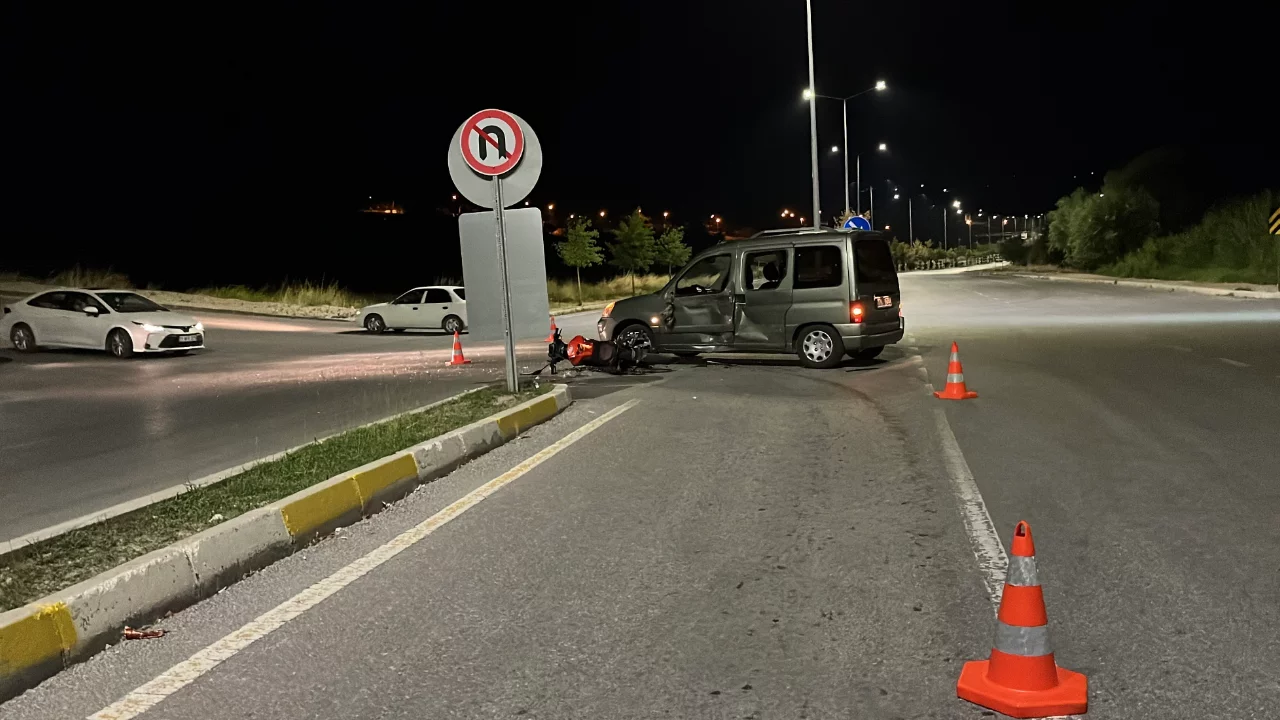 &Ccedil;orum'da otomobil ve motosiklet &ccedil;arpıştı: 3 kişi yaralandı
