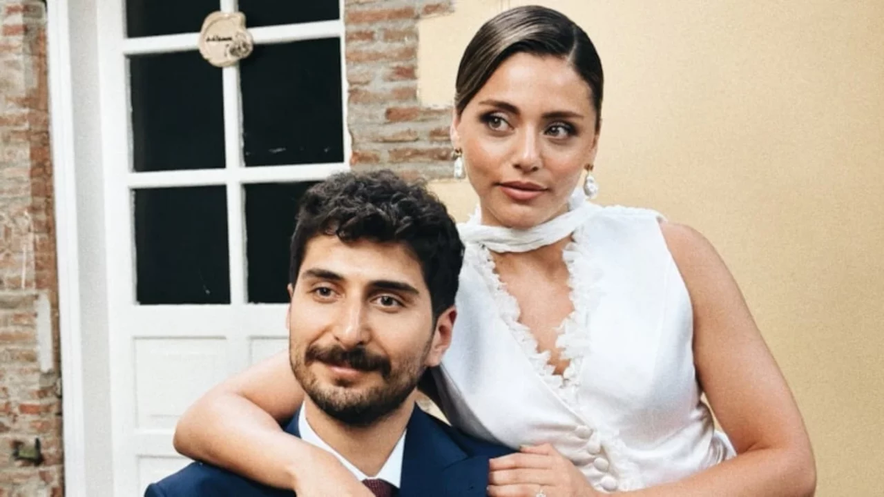 Sıla T&uuml;rkoğlu nişan sonrası soluğu denizde aldı! Ata Ayyıldız'la d&uuml;ğ&uuml;n &ouml;ncesi romantik ka&ccedil;amak