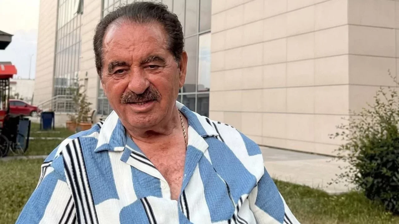 İbrahim Tatlıses &Ccedil;eşme'de g&ouml;r&uuml;nt&uuml;lendi! Son hali hayranlarını endişelendirdi