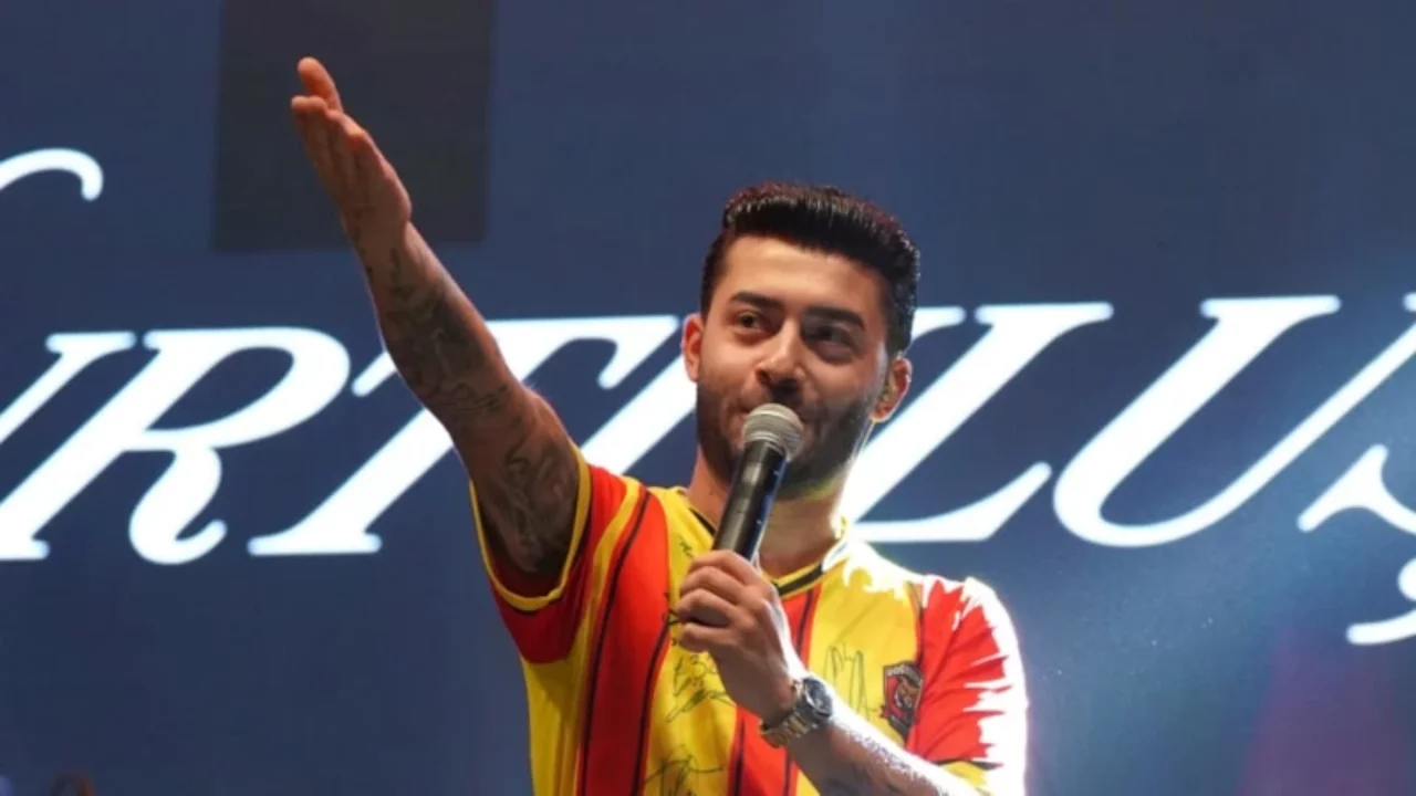 Kurtuluş Kuş'un Malatya konserinde şaşırtan anlar! Ünlü şarkıcı sahneyi terk etti