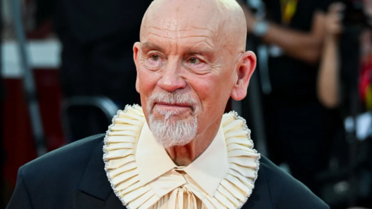 John Malkovich Venedik'te duygusal anlar yaşadı! "Wild Horse Nine" 13 dakika ayakta alkışlandı